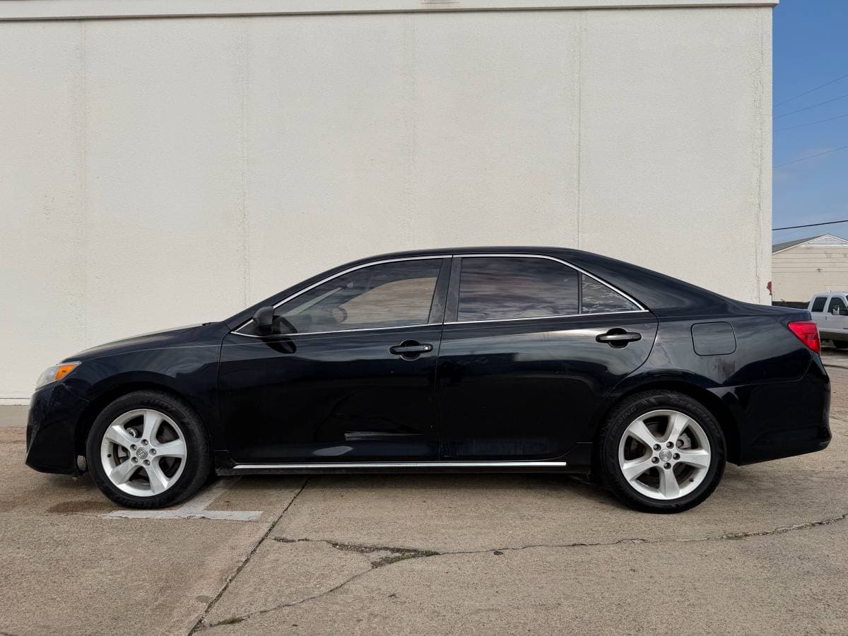 2014 Toyota Camry LE with five AI-detected damage findings